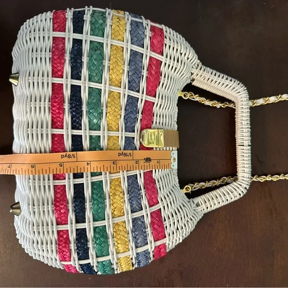 Vintage Wicker Clam Shell Style Purse - Picture 7 of 9